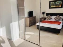 Hotel Photo: Elegant Double Room with Ensuite in Central Reading