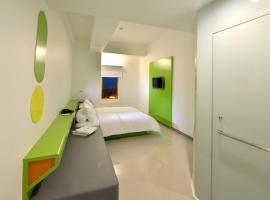 होटल की एक तस्वीर: POP! Hotel Stasiun Kota Surabaya