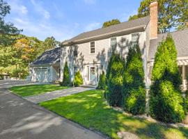 Hotelfotos: Barnstable Luxury Family Retreat with pool, fire pit and beach nearby