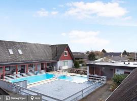 Fotos de Hotel: Lejlighed med tagterrasse, have og pool.