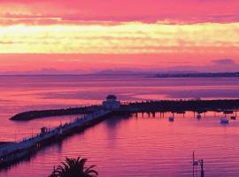 Hotel fotografie: Beachfront Huge St Kilda Unit with Stunning Views