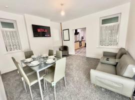 Fotos de Hotel: Spacious Accommodation for Contractors and Families 4 Bedrooms, Sleeps 8, Smart TV, Netflix, Parking, Only 20 Minutes to Birmingham, M6 J9