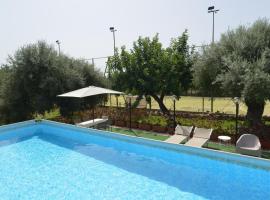 Foto di Hotel: Holiday home with private pool in Solarino