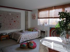 Hotel fotografie: Artistic and spacious loft in a little town near the sea and the city