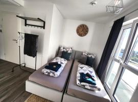 Hotel fotografie: Modern Apartment with WIFI& Free Parking& TV