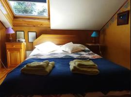 Fotos de Hotel: Habitación para dos personas cama matrimonial y Habitación para una persona cama individual