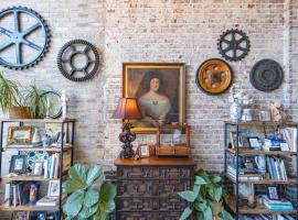 รูปภาพของโรงแรม: Elegant Downtown Memphis Loft - Walk to Beale St!