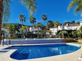 Fotos de Hotel: Sun & Palms - cozy flat in quiet neighbourhood with a great pool area