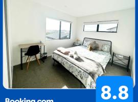 酒店照片: A&J Queen bedroom-Quiet and brand new with reserve view