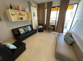 Gambaran Hotel: Chalet en urbanisazion de Solemar, piscinas, tennis, futbol, Balon cesto