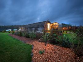 Hotel fotografie: Luxurious Family Pod with Garden and Hot tub - The Stag Hoose by Get Better Getaways