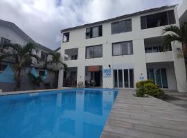 รูปภาพของโรงแรม: Emira Poolside 3 bedroom family villa