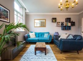 Hotel Photo: Stylish City Centre 2 Bed Apartment - Free Parking