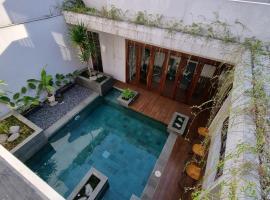 Фотографія готелю: Namdur Villa Sariwangi - Tropical Villa in Bandung With Private Pool
