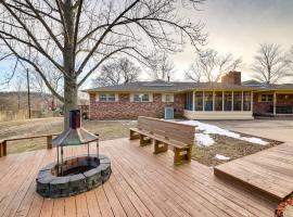 Hotel Photo: Pineville Home with Fire Pit Less Than Half-Mi to Elk River!