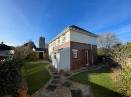 Hotel Photo: Bright and sunny village home