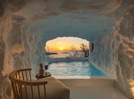 होटल की एक तस्वीर: Mykonos Town Black Villa with Cave Heated Pool