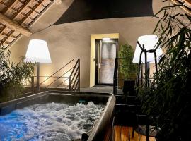 รูปภาพของโรงแรม: Le Studio des Prés Verts Suite Design avec Jacuzzi Privatif