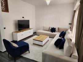 होटल की एक तस्वीर: Residence Al Kasbah - VacayX - Chic Triplex 3BR -RABAT