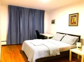 Hotel kuvat: Big Private Room MidMontreal next to station metro - Parking free