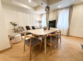 รูปภาพของโรงแรม: Upscale 3-bedroom 3-bathroom suite 1 min to BTS Prompong