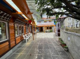 A picture of the hotel: Mount kailash lodge and resturant , Monjo