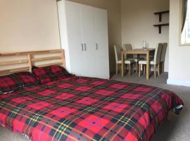 Hotel Photo: Cosy, large double room in a shared flat