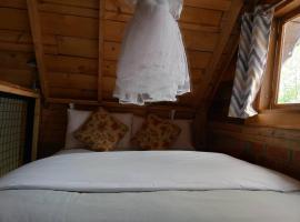 Hotel Photo: The Rustic Gorilla Cabin-Bwindi