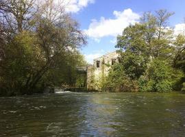 Hotel foto: Idyllic Island Watermill Air Con Hot tub, Boat Canoe Kayak Table Tennis