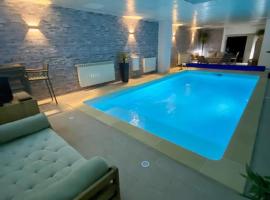 Hotel Photo: Maison 2 piscines int/ext, spa