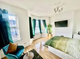 A picture of the hotel: Cosy two bedroom apartment,SE13