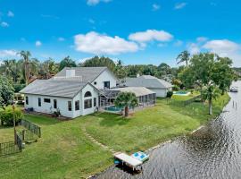 Хотел снимка: Stylish Lake Luxe Equine, on waterfront w screened-in pool - Lake Views! Hosted By Relaxtay