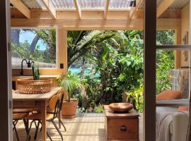 The Bay Cottage - Located Directly Across the Road from 2 Swimming Beaches, hotel na ostrově Great Barrier Island