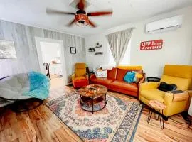 Giggling Creek Cottage - BedJet! King Sized! Gazebo, 45 Acres, Arcades, Nintendo, more