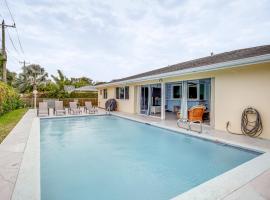 Hotel fotografie: Bright Fort Myers Home with Pool - 9 Mi to Beach!