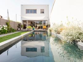 Hotel Foto: Splendid townhouse with private pool