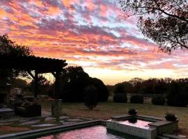 A picture of the hotel: Beautiful Farmhouse w/ pool on 6 acres ranch