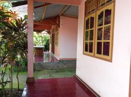 Hotel Foto: SPOT ON 93640 Dannis Homestay