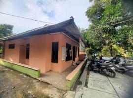 A picture of the hotel: SPOT ON 93655 Home Stay Syariah Habibie