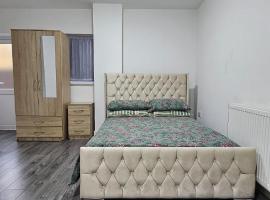 酒店照片: Double Bedroom with private bathroom and shared kitchen