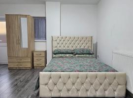 Hotel foto: Double Bedroom with private bathroom and shared kitchen