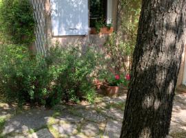 Foto di Hotel: Charmante villa au calme entre mer et Cévennes Animaux de compagnie acceptés