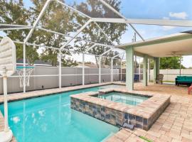 Hotel Photo: SaltyLux16 Heated Saltwater Pool, Near Beach, Honeymoon Island, Farmer market