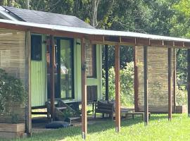 Fotos de Hotel: Lush Cabin on a Peaceful Farm