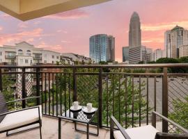 מלון צילום: The Tar Heel - Stylish 4BR with City Views - Free Parking - Gym - Pet-Friendly