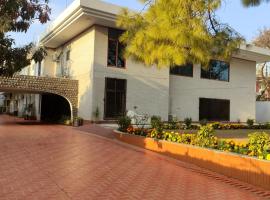 होटल की एक तस्वीर: Aleph Islamabad Guest House