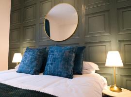 Hotel Photo: Double King Bed Central Apartment by Property Promise