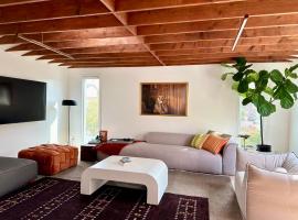 A picture of the hotel: Spacious Resort Getaway @ Echo Park Ranch - Luxury indoor/ outdoor home steps from Sunset Blvd, Echo Park Lake, Dodgers Stadium