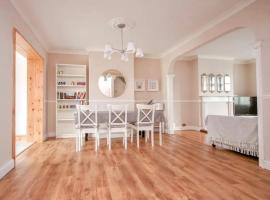 Hotel fotografie: Beautiful Bright Three Bedroom House in Brighton and Hove with free parking