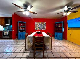 ホテル写真: Casa Revolucion: 2BR/2Ba Casita close to downtown with private parking